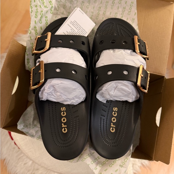 CROCS Metallic Buckle Saturday Sandal Size 9/10 NEW Black Gold Beach Resort - Picture 4 of 9